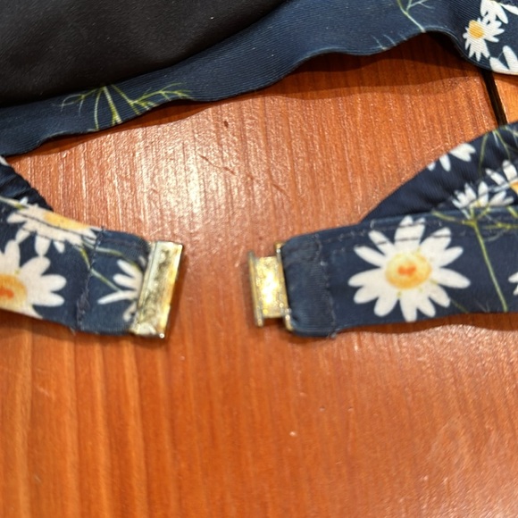 Under protection high waisted bikini size medium - Picture 6 of 6